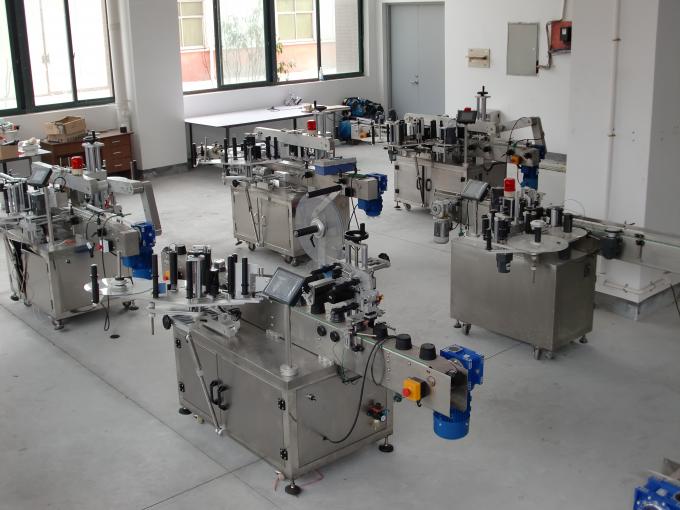 Քառակուսի շշով կրկնակի կողային հորիզոնական պիտակավորման մեքենա կանոնավոր կամ անկանոն տարա