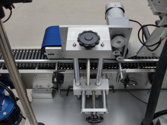Բարձր արագությամբ լրիվ ավտոմատ սրվակի պիտակավորման մեքենա փոքր շշերի ինքնասոսնձվող պիտակով