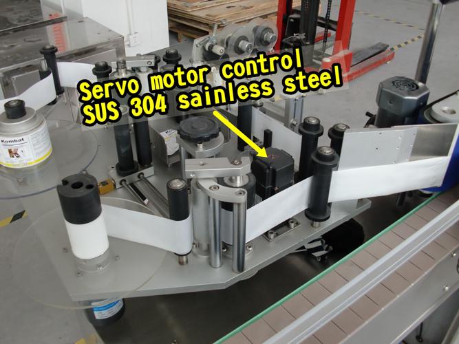 5 գալոն կափարիչի երկկողմանի ավտոմատ մակնշման մեքենա `կպչուն ինքնասոսնձվող