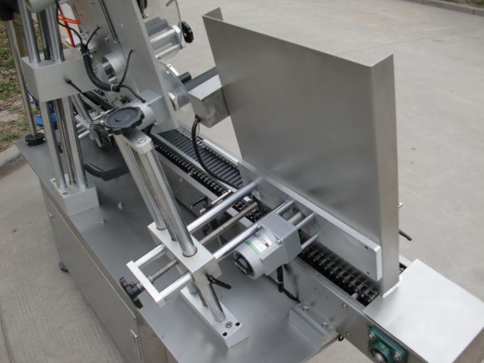 Բարձր արագությամբ փոքր կլոր տարաների պիտակի սոսինձ մեքենա, աչքի սեւ շշի պիտակի կպչուն մեքենա կոսմետիկայի համար