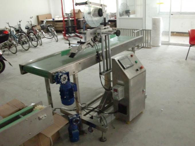 Սեղանի վերևի ինքնասոսնձվող կպչուն հարթ մակերևույթի պիտակի կիրառիչ `ներմուծման մեքենայի կերակրման օբյեկտներով