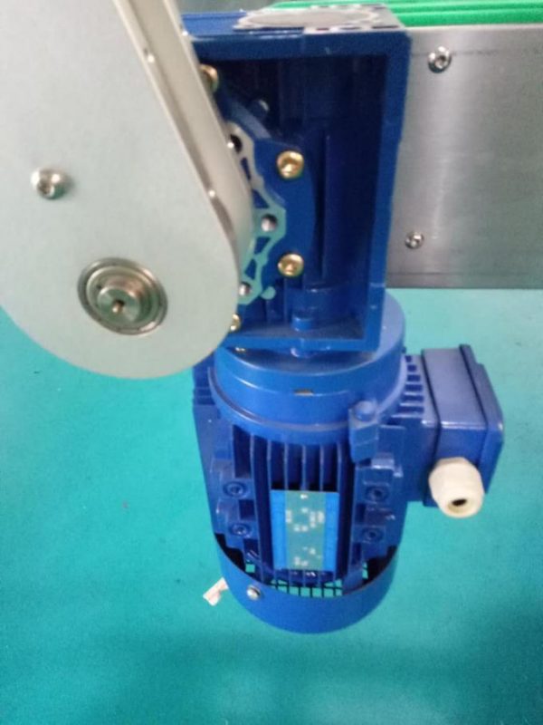 SUS304 պահարան Երկու կողմերով քառակուսի շշերի կպչուն պիտակավորման մեքենա `անձնական խնամքի միջոցներով