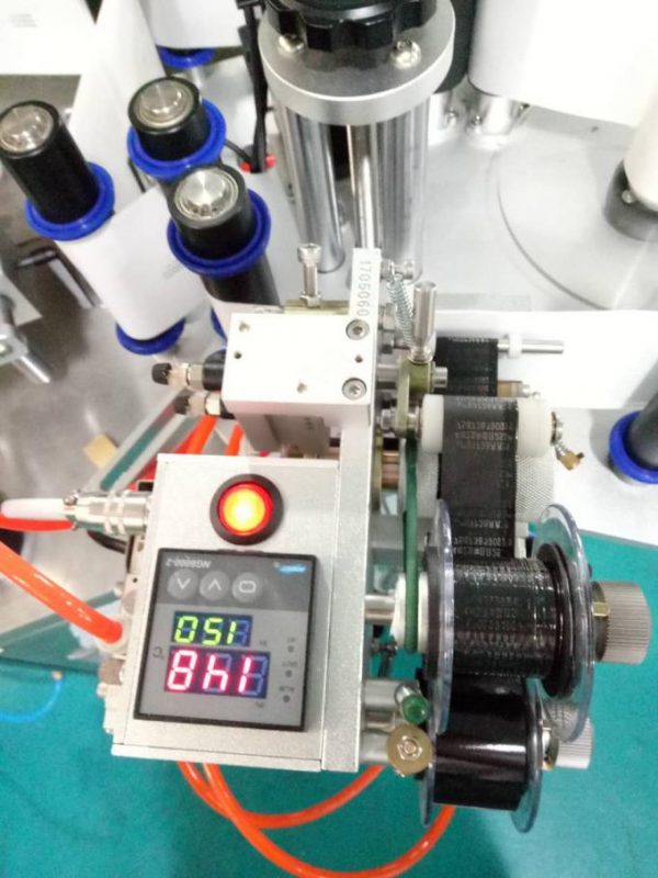 Պիտակավորեք Ավտոմատ Doubel Side Կպչուն պիտակավորման մեքենան `Paging սարքով և կոդավորող մեքենայով