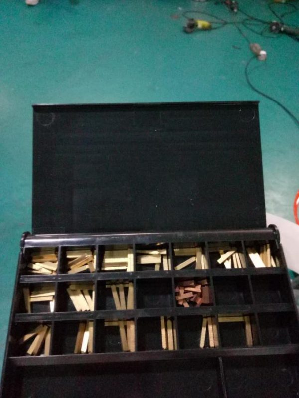 Պիտակավորեք Ավտոմատ Doubel Side Կպչուն պիտակավորման մեքենան `Paging սարքով և կոդավորող մեքենայով