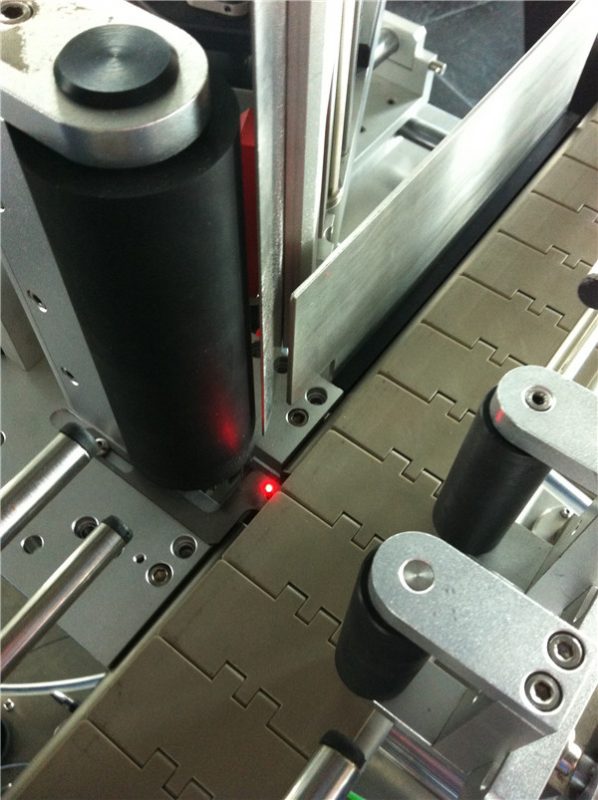 Խնձորի / նարնջի / խաղողի հյութի կլոր շշով կպչուն պիտակի մեքենայի ըմպելիքի դաշտ