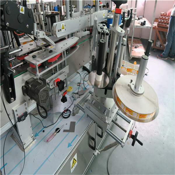 Երեք գծային ինքնասոսնձվող պիտակավորման մեքենա առջևի / հետևի / պարանոցի ըմպելիք / սնունդ / ամենօրյա քիմիական նյութ