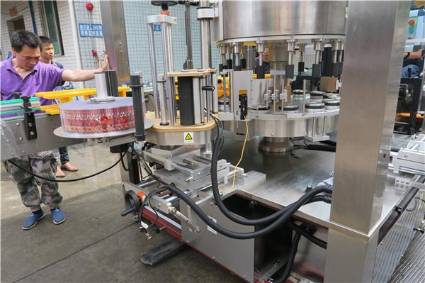 ԵԽ պտտվող կպչուն պիտակավորման մեքենա մեկ լրիվ ավտոմատ շշով թևավոր