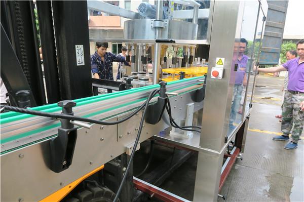 Արդյունավետ շշերի պտտվող կպչուն պիտակավորման մեքենայի սարքավորումներ PLC հպակային էկրան