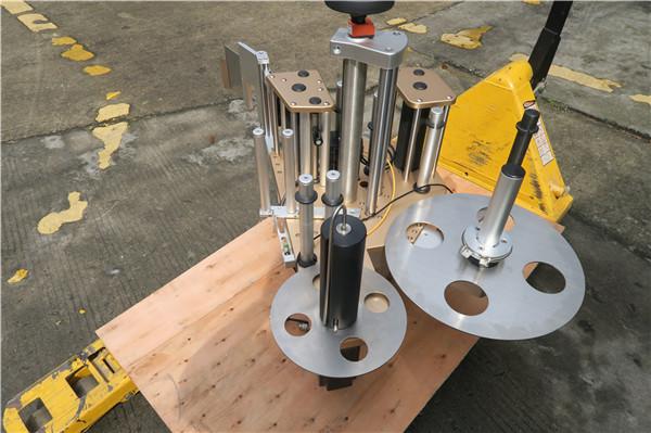 Կլոր շշերի պտտվող պիտակ `պտտվող սպասքի պիտակավորման մեքենայական համակարգով