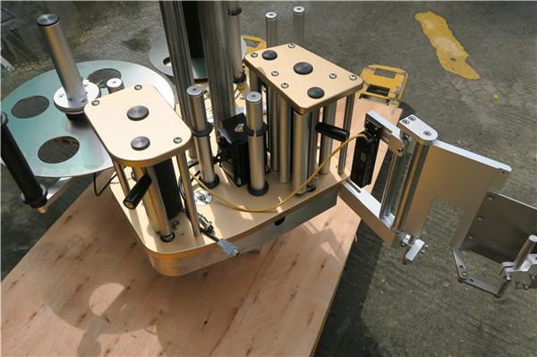 Բարձր արագությամբ պտտվող կպչուն պիտակավորման մեքենա `ռոտացիայի գործառույթով