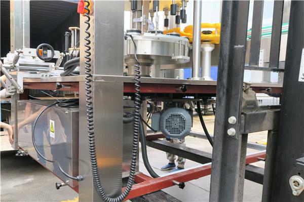 Կլոր շշերի պտտվող կպչուն պիտակավորման մեքենայի սարքավորումների հաստությունը ≥ 30 մմ