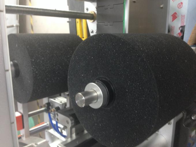 Սերվերի շարժիչի շշերի պիտակավորող մեքենա կլոր / տափակ / շքեղ շշի համար