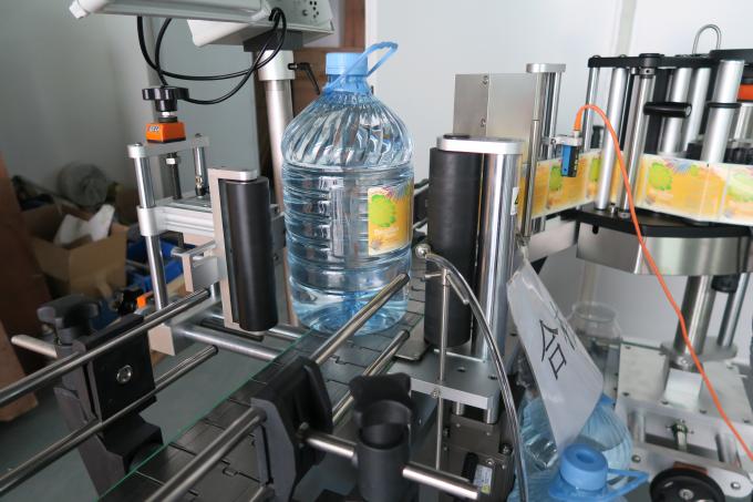 5L խմելու ջուր կլոր շշով պիտակի պիտակավորման մեքենա, ինքնասոսնձվող պիտակի կպչող մեքենաներ