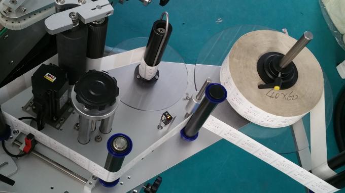 25 կգ բանկա քառակուսի շիշ կպչուն կիրառիչ մեքենա, պիտակավորող մեքենա կերակրող շշերով կայուն արագությամբ