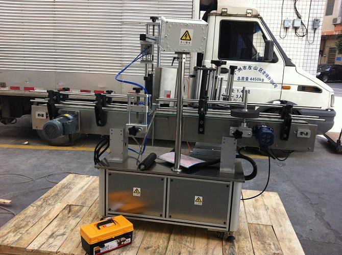 Բարձր ճշգրտության կրկնակի պիտակի կլոր շշերի պիտակի պիտակավորման մեքենա `կպչուն պիտակի համար