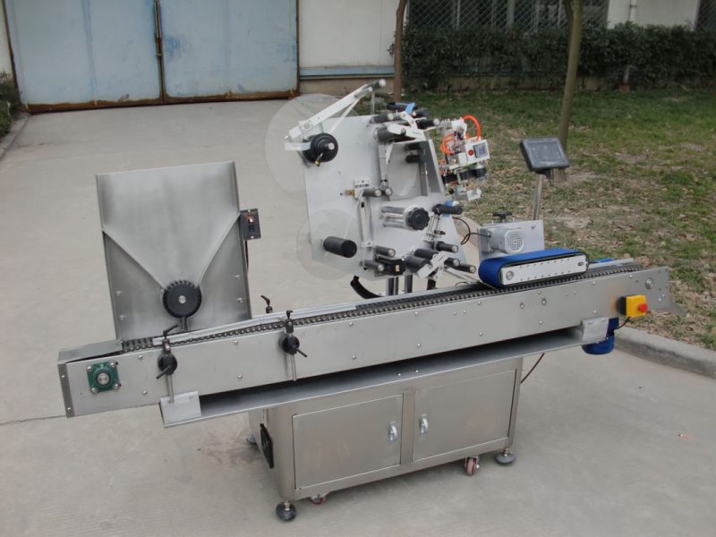 China Conveyor motor HY ապրանքանիշի սրվակի պիտակավորման մեքենա, էլեկտրոնիկայի էլեկտրոնիկայի համար 7-րդ մարտկոցի պիտակի կպչուն մեքենա