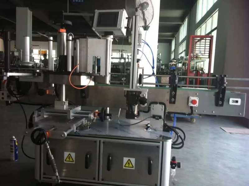 Չինաստան Մրգերի և բանջարեղենի հյութերի կլոր շշերի կպչուն պիտակավորման մեքենա ՝ ըմպելիքների արդյունաբերության համար