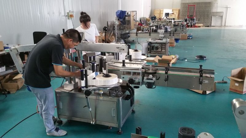 Չինաստան հարմարեցված ջրի շշերի պիտակավորման մեքենա, կրկնակի կողմերի ավտոմատ նստարան պիտակավորող մեքենա մատակարարը